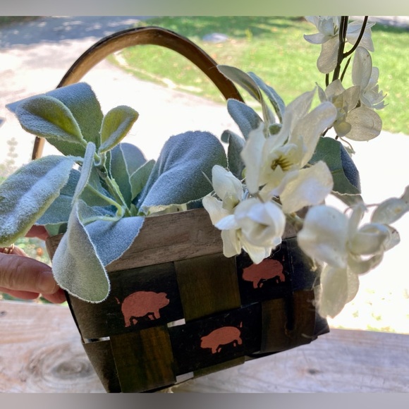 🐷Weaved Basket with Pig & Heart Design🐷 - Picture 2 of 10
